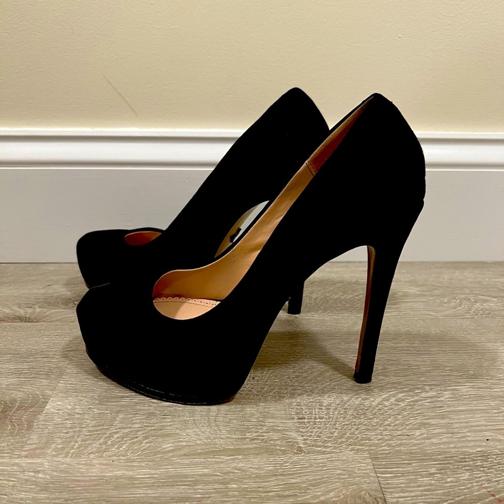 Pour La Victoire black suede pumps. Size 7